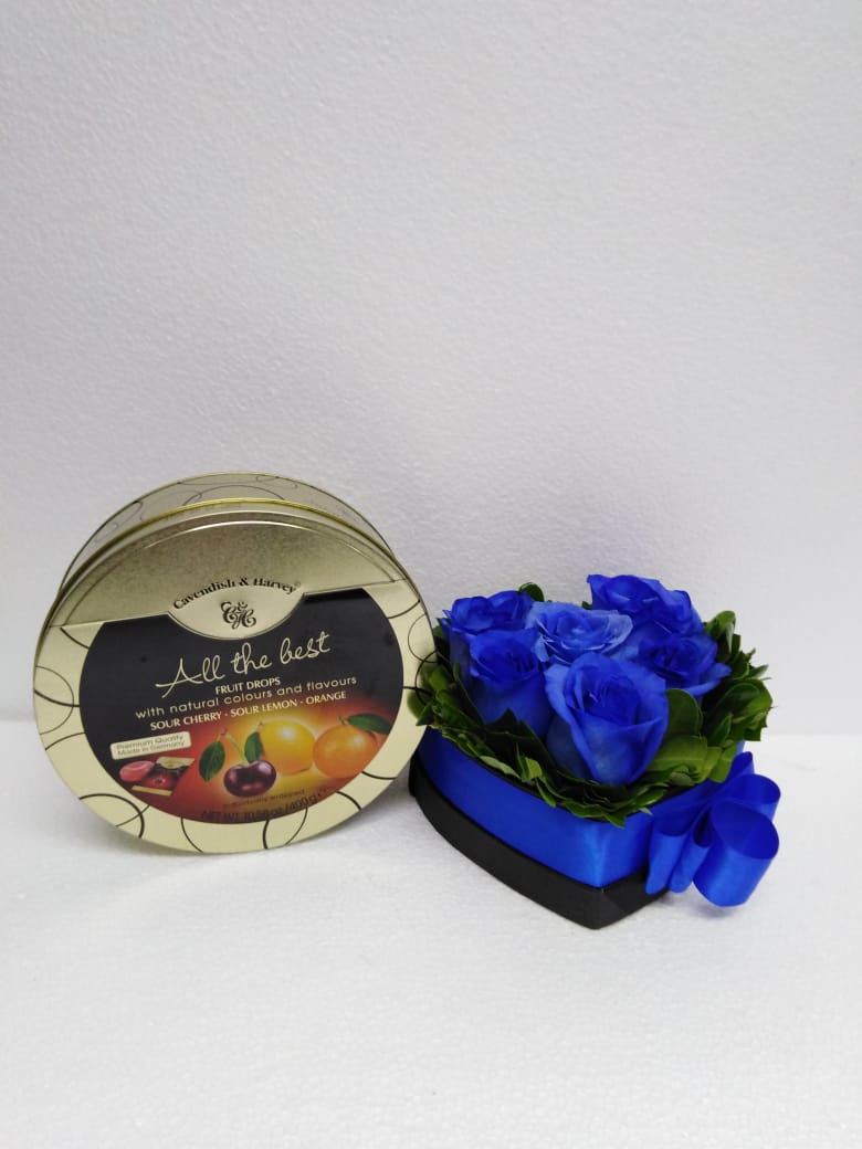 6 Rosas Azules en Caja Corazn y Caramelos Mix de 200 Gramos